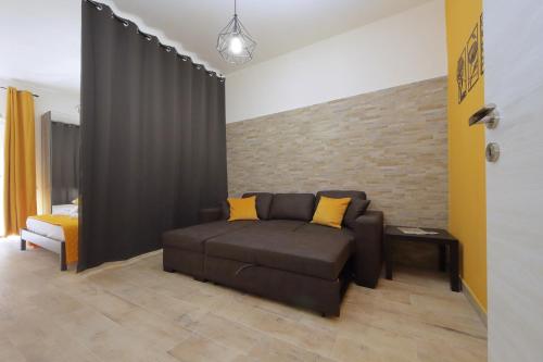 a living room with a couch and a wall at Michele Lux Lodge 6 people Spotless and Connected to Airport and Vatican in Rome