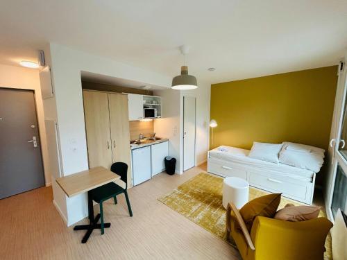 un petit appartement avec une cuisine et un salon dans l'établissement We Live In R - Suite 202, à Reims