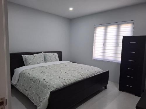 Ein Bett oder Betten in einem Zimmer der Unterkunft Modern Home In Noord