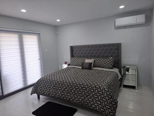 ein Schlafzimmer mit einem großen Bett mit einem großen Fenster in der Unterkunft Modern Home In Noord in Noord