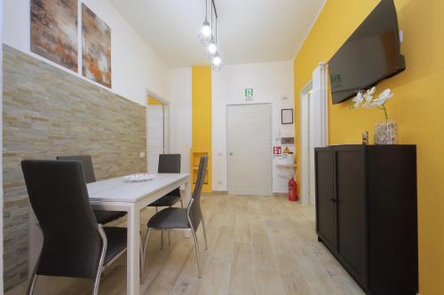 a dining room with a white table and chairs at Michele Lux Lodge 6 people Spotless and Connected to Airport and Vatican in Rome