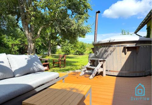 NaWypasie Apartment with Sauna Beautiful Garden SUP Board and Just 30 Minutes from Gdańsk and Gdyniaにある庭
