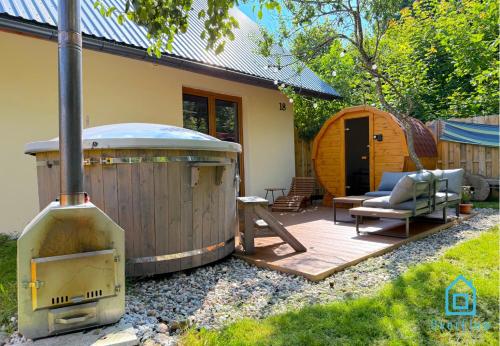 NaWypasie Apartment with Sauna Beautiful Garden SUP Board and Just 30 Minutes from Gdańsk and Gdyniaにある庭