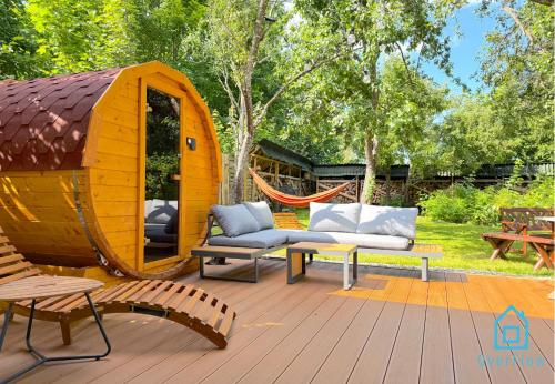 SzemudにあるNaWypasie Apartment with Sauna Beautiful Garden SUP Board and Just 30 Minutes from Gdańsk and Gdyniaのデッキにハンモックとベンチが置かれたガゼボ