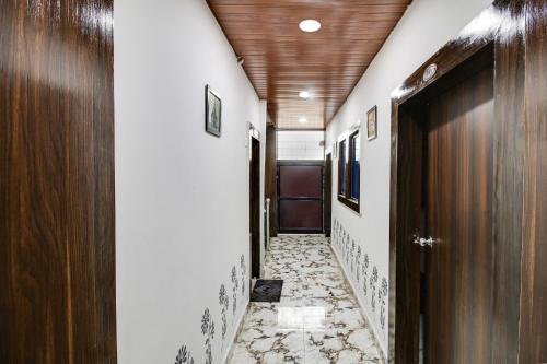 TV a/nebo společenská místnost v ubytování Hotel O Sawariya Regency