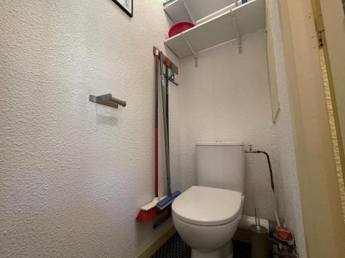 une salle de bain avec des toilettes blanches dans une chambre dans l'établissement Résidence Jetay - Appartement 4 personnes aux Ménuires MAE-5144, aux Menuires