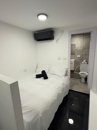 Una cama o camas en una habitación de צימר על הנחל