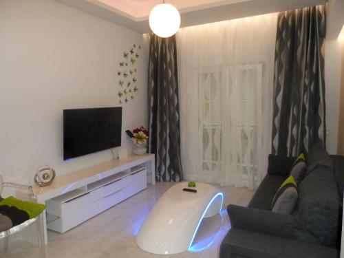 TV a/nebo společenská místnost v ubytování Laura White Tower Apartment