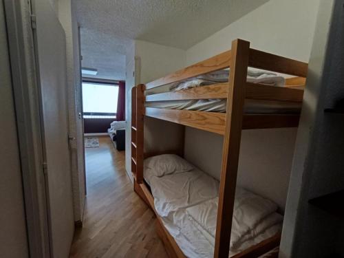 Un par de literas en una habitación en Résidence Chalmettes - Joli studio rénové avec accès direct aux pistes. parking MAE-8704, en Montgenèvre