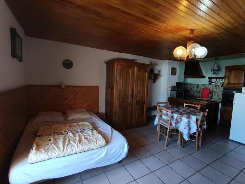 une chambre avec un lit et une table et une cuisine dans l'établissement Résidence Alpet I - Grand studio 2/4 personnes MAE-9184, à Montgenèvre