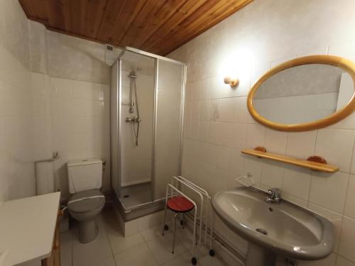 une salle de bain avec un lavabo, des toilettes et un miroir dans l'établissement Résidence Alpet I - Grand studio 2/4 personnes MAE-9184, à Montgenèvre