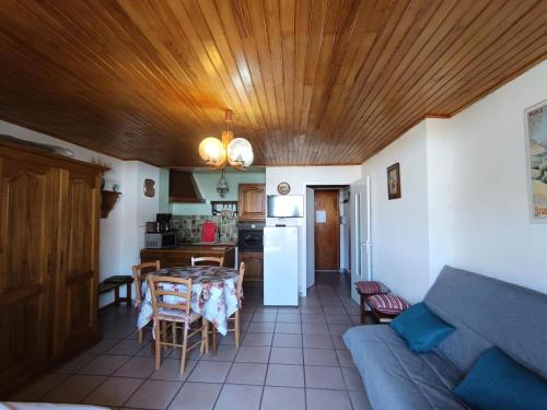 un salon avec un canapé bleu et une table dans l'établissement Résidence Alpet I - Grand studio 2/4 personnes MAE-9184, à Montgenèvre