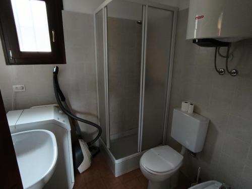 une salle de bain avec une douche, des toilettes et un lavabo dans l'établissement Chalet Carlines - appartement dans un chalet - Aucun parking ! MAE-1324, à Montgenèvre