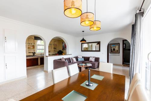 Χώρος καθιστικού στο Seabreeze 2BR Haven Ocean Walk and Sunsets