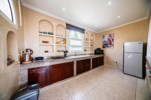 Η κουζίνα ή μικρή κουζίνα στο Seabreeze 2BR Haven Ocean Walk and Sunsets