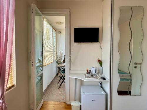 Habitación pequeña con mesa blanca y lavabo. en Mary's Guesthouse, en Banya