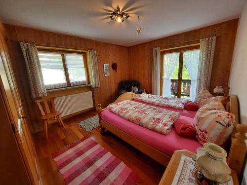 Postel nebo postele na pokoji v ubytování Ferienwohnung YogaHaus Berchtesgaden