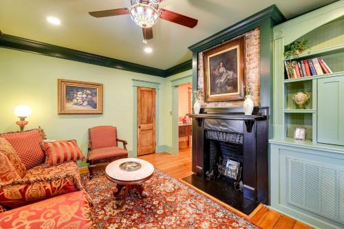 Posezení v ubytování Unit B Victorian New Bern Vacation Rental In Downtown!