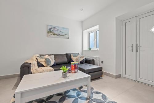 un salon avec un canapé et une table dans l'établissement Cinema Studio Room with Spa, à Cardiff