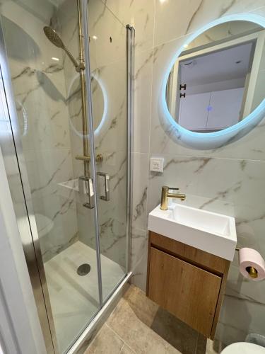 Photo de la galerie de l'établissement Le Cocon Méditerranéen refait à neuf, climatisé, à 300m des plages, à Antibes