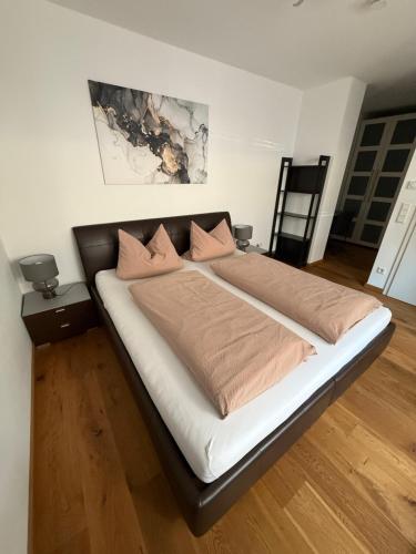 Un dormitorio con una cama grande con almohadas rosas. en Apartment St Johannis, en Núremberg