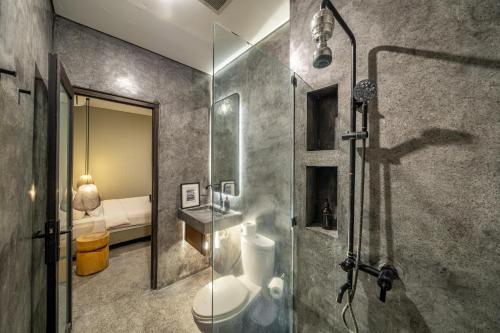 Un baño con ducha, inodoro y lavabo. en Sabi San 15C - Relax and Recharge - 2BR Villa - Private Pool - Stylish, en Kerobokan