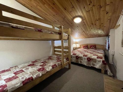 - une chambre avec 2 lits superposés dans une cabine dans l'établissement Résidence Jetay - Appartement avec mezzanine pour 7 personnes aux Ménuires MAE-4454, aux Menuires