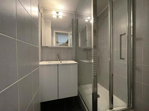 une salle de bain blanche avec un lavabo et une douche dans l'établissement Résidence Jetay - Appartement avec mezzanine pour 7 personnes aux Ménuires MAE-4454, aux Menuires