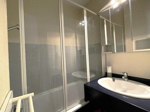 une salle de bain avec une douche en verre et un lavabo dans l'établissement Résidence Jetay - Appartement 4 personnes avec vue sur la montagne MAE-5604, aux Menuires