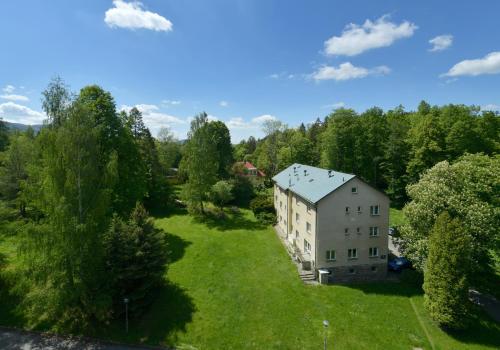 eine Luftansicht eines Gebäudes auf einem Feld mit Bäumen in der Unterkunft Depandance Haná in Bad Liebwerda