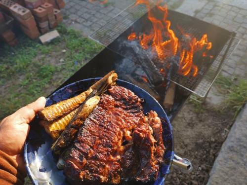 Kemudahan BBQ tersedia untuk tetamu di rumah percutian