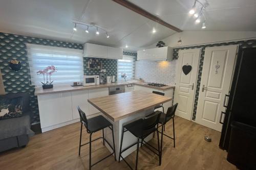 Η κουζίνα ή μικρή κουζίνα στο Charming mobile home with pool in Hyères