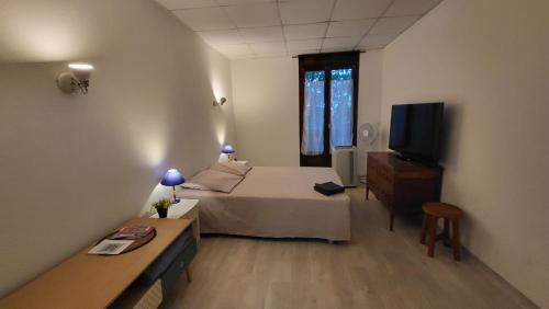 Μια τηλεόραση ή/και κέντρο ψυχαγωγίας στο Residence Adele - Chambres d'Hôtes