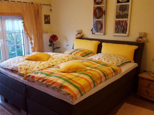 a bed with two pillows on it in a bedroom at Vakantie in het dorp in Bleckhausen