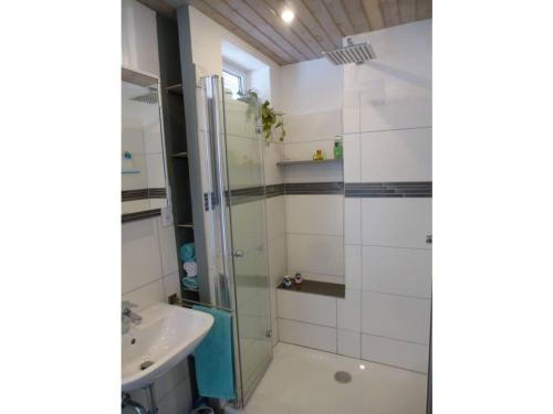 a bathroom with a shower and a sink at Vakantie in het dorp in Bleckhausen