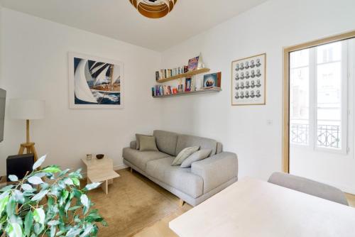 un salon avec un canapé et une table dans l'établissement Parisian Charm, Modern & Quiet Studio, à Paris