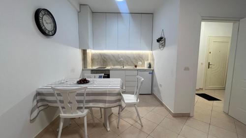 Kuchyň nebo kuchyňský kout v ubytování H&E Appartment