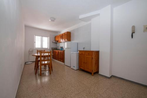 Η κουζίνα ή μικρή κουζίνα στο ApartamentosMora