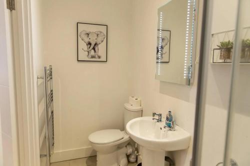 Φωτογραφία από το άλμπουμ του Modern Studio in Maidstone by Stayfolk, ideal for Business & Contractors στο Μέιντστοουν