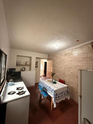 Il comprend une cuisine équipée d'une table et d'un réfrigérateur. dans l'établissement Elenas, à La Chacarita