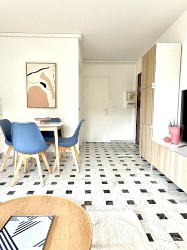 un salon avec une table et des chaises dans l'établissement Superbe 4 couchages avec terrasse - Clim - 50m de la mer, à Saint-Raphaël