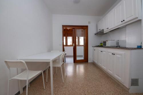 Η κουζίνα ή μικρή κουζίνα στο ApartamentosMora