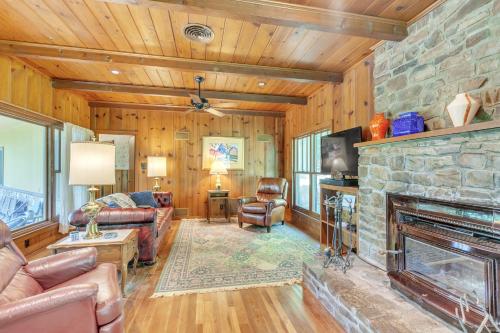 Χώρος καθιστικού στο Shangri-La ! A Serene Retreat - Direct access to Trails just 7 miles drive !!