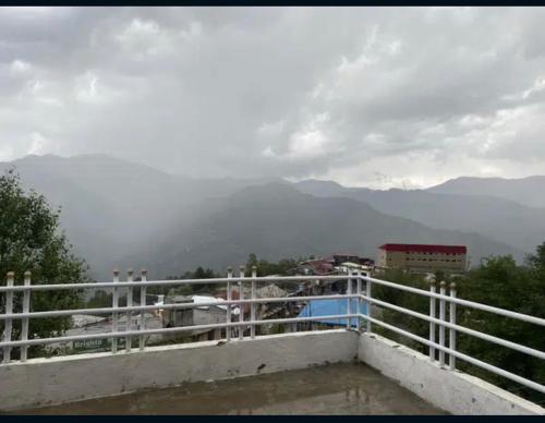 Un balcón con vista a la montaña en Valley view appartments, en Bhurban