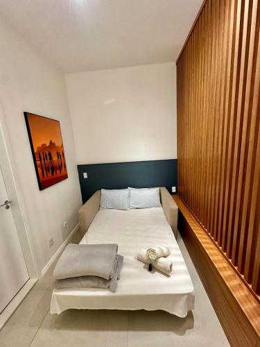 a small bedroom with a bed with towels on it at Studio Pé na Areia, Copacabana in Rio de Janeiro