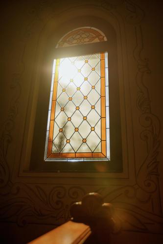 a window on a wall with a light shining through it at Hotel Ritta Höppner in Gramado