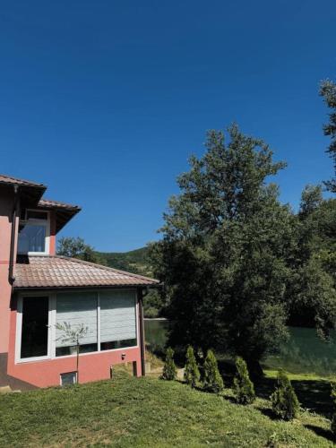 Budova, kde se vila nachází