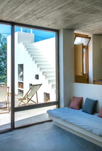Un balcón o terraza en Seafront House in Vathi, Methana