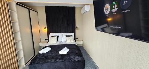 a small room with a bed with white pillows at Siedmiu Króli Rooms&SPA in Bukowina Tatrzańska