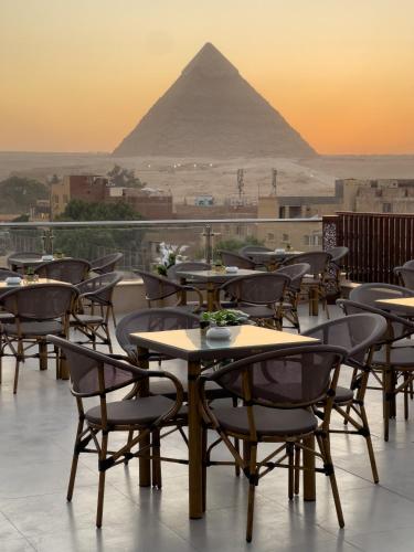 AKHNATON Pyramids View Hotel With Rooftop Access & free airport pickup